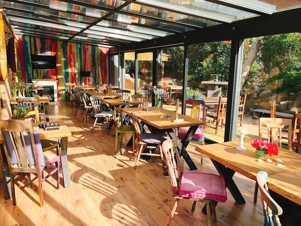 Imagen del bar/restaurante del feels Beach Club Hotel. Foto 9