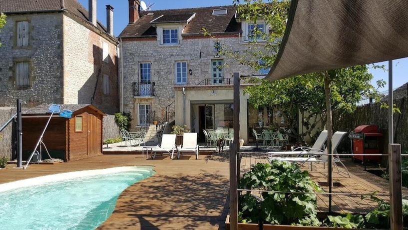 Imagen de la piscina del h&ocirc;tel du Puy d Alon. Foto 15