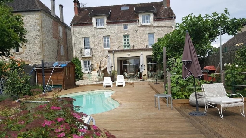 Imagen de la piscina del h&ocirc;tel du Puy d Alon. Foto 16
