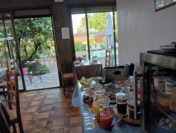 Imagen del bar/restaurante del h&ocirc;tel du Puy d Alon. Foto 2