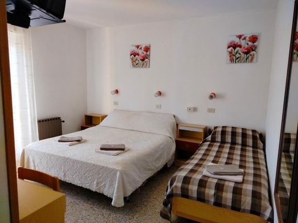 Imagen de la habitación del hotel Veles. Foto 8