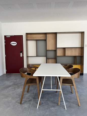 Imagen de los interiores del ibis Styles Angouleme Centre. Foto 11