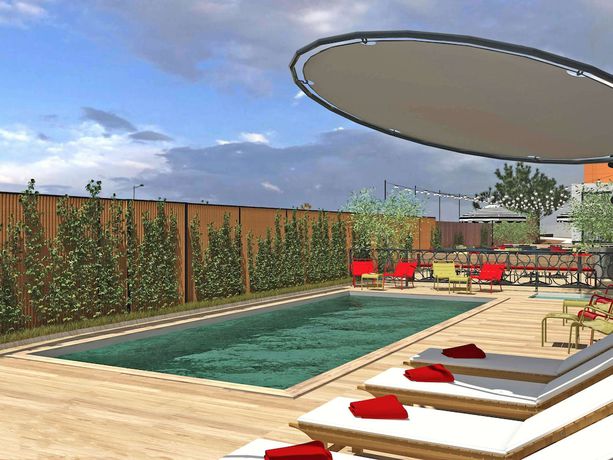 Imagen de la piscina del ibis Styles Castelnaudary. Foto 16