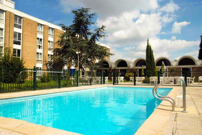 Imagen de la piscina del ibis Styles Lille Neuville en Ferrain. Foto 10