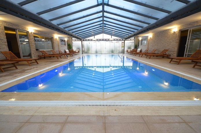 Imagen de la piscina del moda marine residence kestel. Foto 17