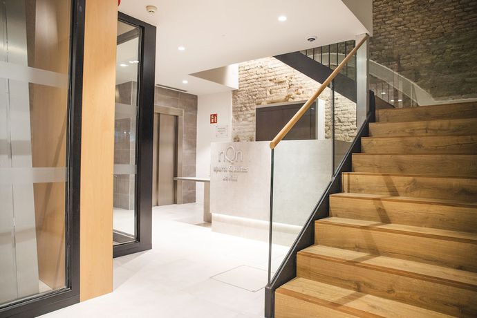 Imagen de los interiores del nQn Aparts and Suites Sevilla. Foto 20