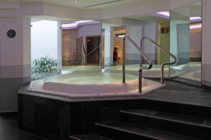 Imagen de la piscina del niXe binz designhotel. Foto 16