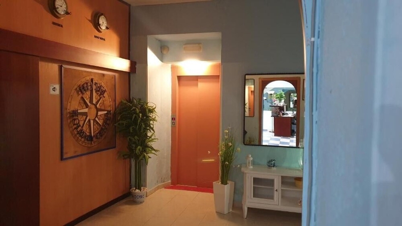 Imagen de los interiores del piccolo hotel holiday center. Foto 12