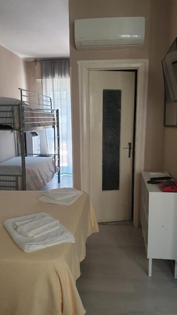 Imagen de la habitación del piccolo hotel holiday center. Foto 8