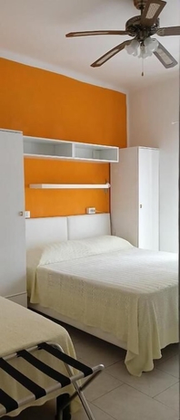 Imagen de la habitación del piccolo hotel holiday center. Foto 9