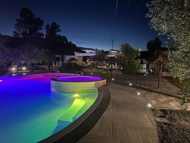 Imagen de la piscina del residence dolores castle. Foto 16
