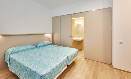 Imagen de la habitación del Albergue Abat Oliba. Foto 12
