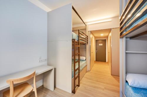 Imagen de la habitación del Albergue Abat Oliba. Foto 13