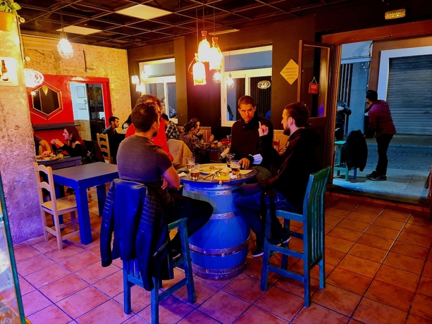 Imagen del bar/restaurante del Albergue Arc House Ribera - Hostel Only Adults. Foto 2