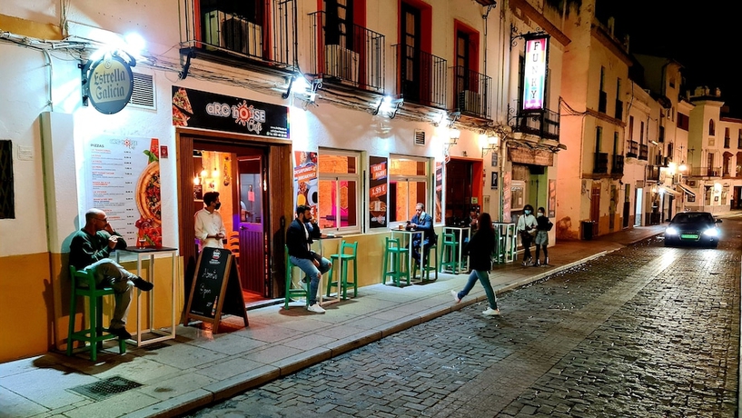 Imagen del bar/restaurante del Albergue Arc House Ribera - Hostel Only Adults. Foto 3