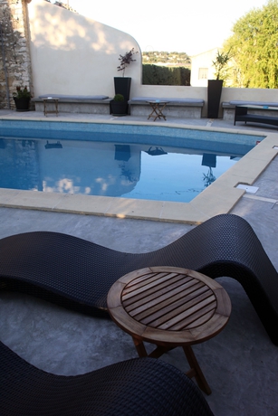 Imagen de la piscina del Albergue Auberge De Tavel. Foto 19