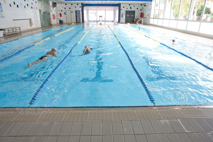 Imagen de la piscina del Albergue Bcnsporthostels. Foto 11