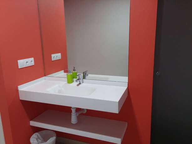 Imagen de la habitación del Albergue Bcnsporthostels. Foto 5