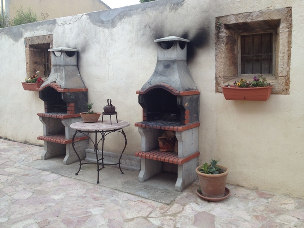 Imagen de los exteriores del Albergue Bhg Hostel Secar De La Real. Foto 9