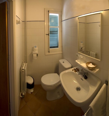 Imagen de la habitación del Albergue El Claustre de Ciutadella. Foto 6