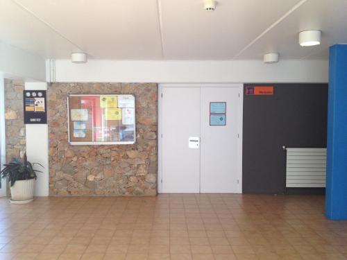 Imagen general del Albergue Emp&uacute;ries. Foto 2