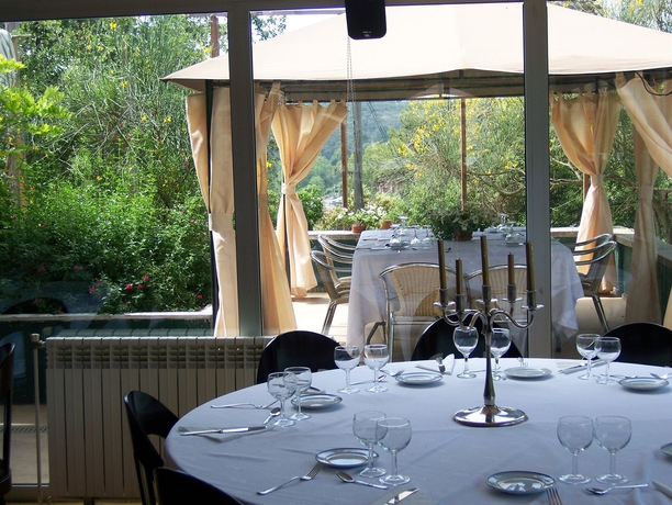 Imagen del bar/restaurante del Albergue Inout. Foto 4