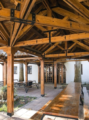 Imagen de los exteriores del Albergue Inturjoven El Bosque - Hostel. Foto 9