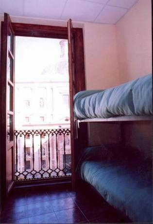 Imagen de la habitación del Albergue Juvenil Ciutat de Valencia. Foto 8