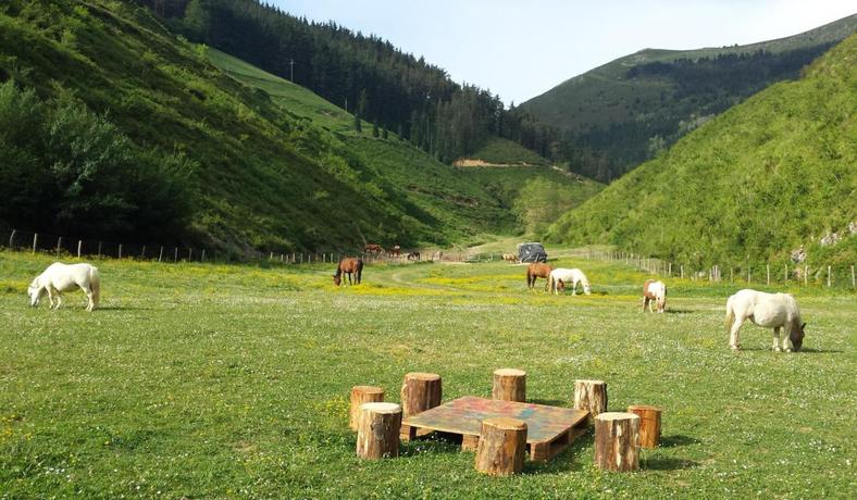 Imagen de los exteriores del Albergue Lastur. Foto 4