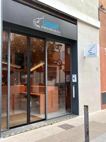 Imagen de los exteriores del Albergue Latroupe Poblenou Beach. Foto 6