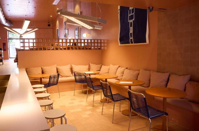 Imagen de los interiores del Albergue Latroupe Poblenou Beach. Foto 9
