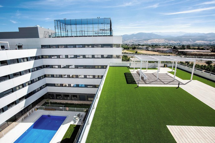Imagen de la piscina del Albergue Living Experience Granada. Foto 15