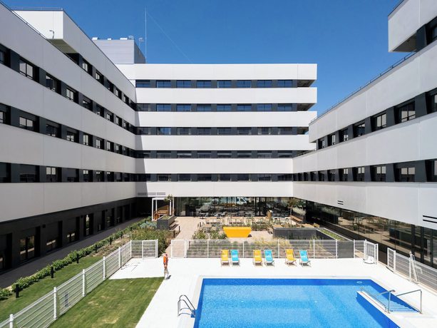 Imagen de la piscina del Albergue Living Experience Granada. Foto 16
