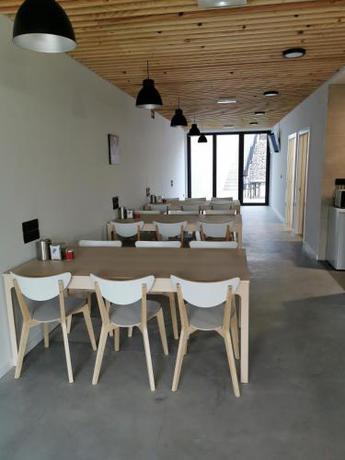 Imagen del bar/restaurante del Albergue Los Tres Abetos. Foto 2