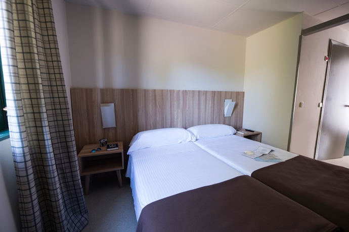 Imagen de la habitación del Albergue Monte do Gozo. Foto 17