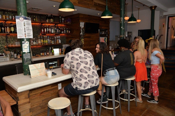 Imagen del bar/restaurante del Albergue The Quisby. Foto 5