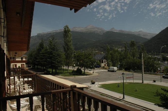 Imagen de los exteriores del Albergue Villan&uacute;a-EDIFICIO COLLARADETA-. Foto 4