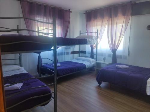 Imagen de la habitación del Albergue Vintecatro. Foto 3