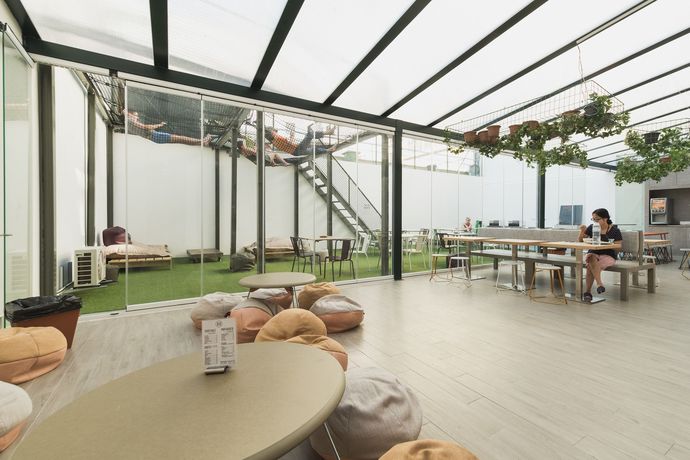 Imagen de los interiores del Albergue WOT Patio Social. Foto 19