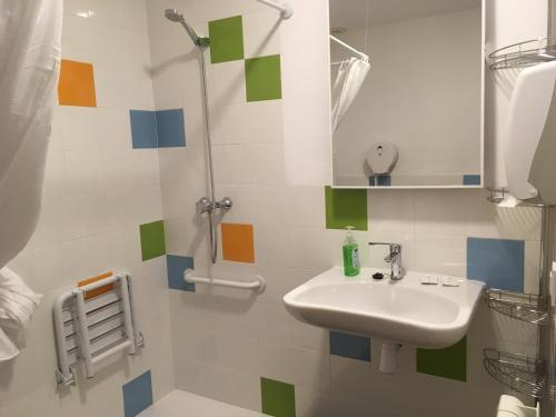 Imagen de la habitación del Albergue de Sig&uuml;enza. Foto 13