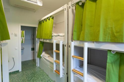 Imagen de la habitación del Albergue de Sig&uuml;enza. Foto 16