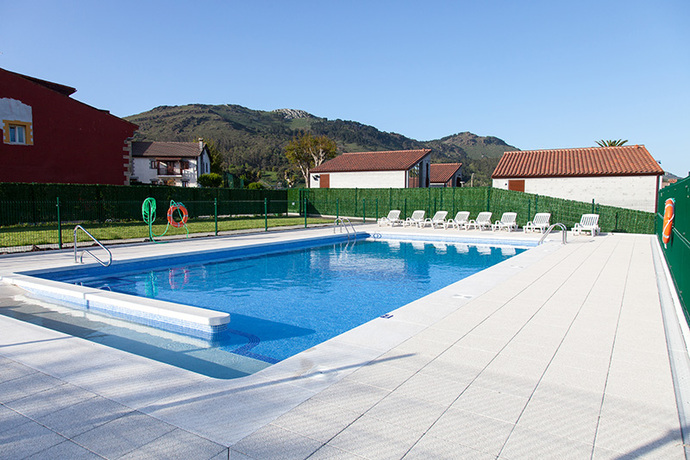 Imagen de la piscina del Alojamiento Rural Cabañas la Senda de los Elefantes. Foto 9