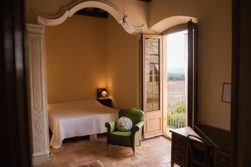 Imagen de la habitación del Alojamiento Rural Can Traver de Besal&uacute;. Foto 17