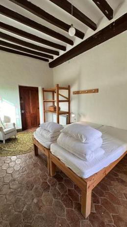 Imagen de la habitación del Alojamiento Rural Can Traver de Besal&uacute;. Foto 19