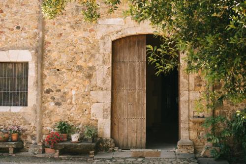 Imagen general del Alojamiento Rural Can Traver de Besal&uacute;. Foto 14