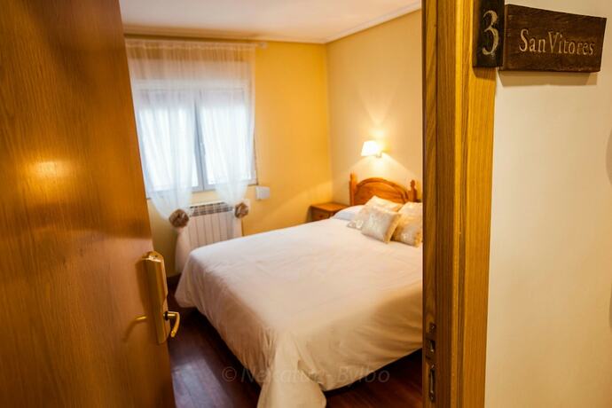 Imagen de la habitación del Alojamiento Rural Casa Rural de Pobes Lagun Etxea. Foto 24