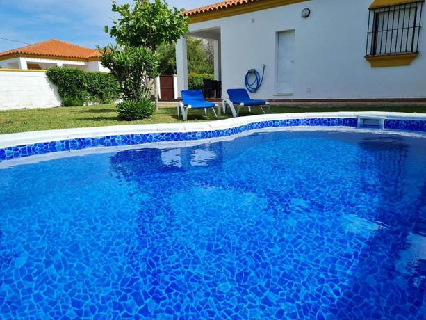 Imagen de la piscina del Alojamiento Rural Chalet Roche - Pilahito. Foto 13
