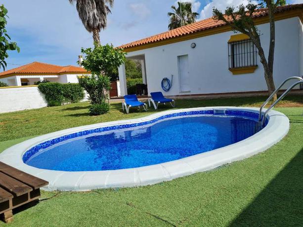 Imagen de la piscina del Alojamiento Rural Chalet Roche - Pilahito. Foto 14
