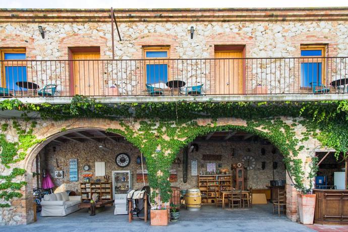 Imagen de los exteriores del Alojamiento Rural Cortijo Cal Rajoler. Foto 3