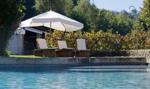Imagen de la piscina del Alojamiento Rural Fervenza Casa Grande and Restaurante. Foto 9